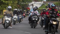 Pemudik bersepeda motor melintas di jalur Pantura Jatibarang, Indramayu, Jawa Barat, Sabtu (5/4/2025).