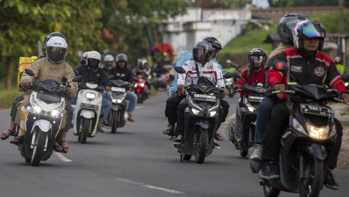 Pemilir bersepeda motor melintas di jalur pantura Jatibarang, Indramayu, Jawa Barat, Sabtu (5/4/2025). Dishub Kabupaten Indramayu mencatat hingga pukul 16.00 WIB sebanyak 69.787 kendaraan yang didominasi kendaraan roda dua melintas di jalur pantura dari arah Cirebon menuju Jakarta. ANTARA FOTO/Dedhez Anggara/tom.