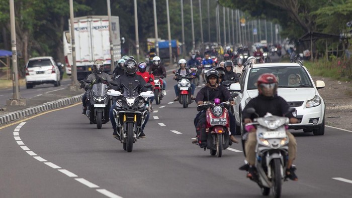 Pemilir bersepeda motor melintas di jalur pantura Jatibarang, Indramayu, Jawa Barat, Sabtu (5/4/2025). Dishub Kabupaten Indramayu mencatat hingga pukul 16.00 WIB sebanyak 69.787 kendaraan yang didominasi kendaraan roda dua melintas di jalur pantura dari arah Cirebon menuju Jakarta. ANTARA FOTO/Dedhez Anggara/tom.