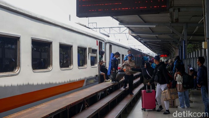 Pada H+5 hari raya Idul Fitri 1446 H, sebanyak 18.580 pemudik tiba dengan menggunakan Kereta Api di Stasiun Pasar Senen. Begini potretnya.