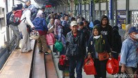 Sejumlah penumpang turun dari KA Jayabaya di Stasiun Pasar Senen, Jakarta, Sabtu (5/4/2025).