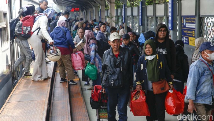 Pada H+5 hari raya Idul Fitri 1446 H, sebanyak 18.580 pemudik tiba dengan menggunakan Kereta Api di Stasiun Pasar Senen. Begini potretnya.