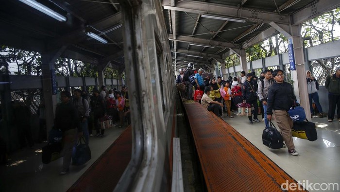 Pada H+5 hari raya Idul Fitri 1446 H, sebanyak 18.580 pemudik tiba dengan menggunakan Kereta Api di Stasiun Pasar Senen. Begini potretnya.