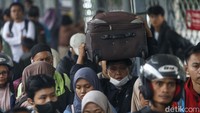 Terpantau dari Sabtu (5/04), Stasiun Pasar Senen, Jakarta, ramai pemudik yang kembali ke Jakarta.