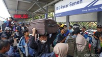 Lima hari setelah lebaran, Stasiun Pasar Senen, Jakarta, terus didatangi pemudik yang kembali ke Jakarta.