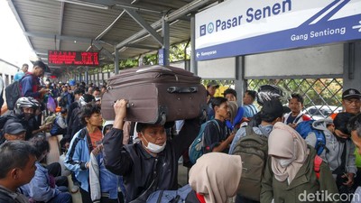 Arus Balik Libur Lebaran 2025, Stasiun Pasar Senen Ramai Pemudik