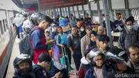 Para pemudik yang tiba di stasiun harus antre keluar peron karena kondisi yang padat.