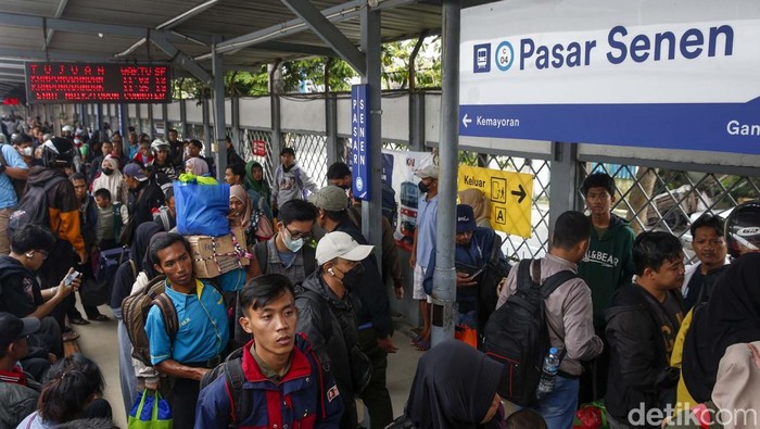Pada H+5 hari raya Idul Fitri 1446 H, sebanyak 18.580 pemudik tiba dengan menggunakan Kereta Api di Stasiun Pasar Senen. Begini potretnya.