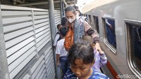 Lonjakan arus balik penumpang ini akan terus terjadi hingga hari Senin (7/4) mendatang.