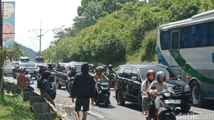 Arus lalu lintas di Jalur Gentong Tasikmalaya.