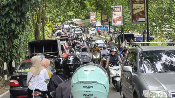 Arus lalu lintas di jalur wisata Karang Hawu menuju Palabuhanratu, Kabupaten Sukabumi, terpantau padat merayap pada Sabtu (5/4/2025)