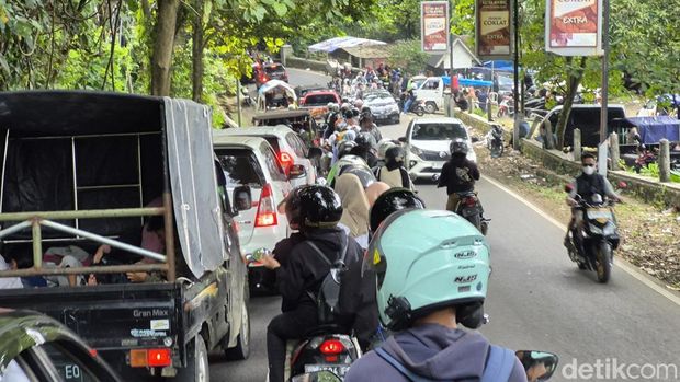 Arus lalu lintas di jalur wisata Karang Hawu menuju Palabuhanratu, Kabupaten Sukabumi, terpantau padat merayap pada Sabtu (5/4/2025)