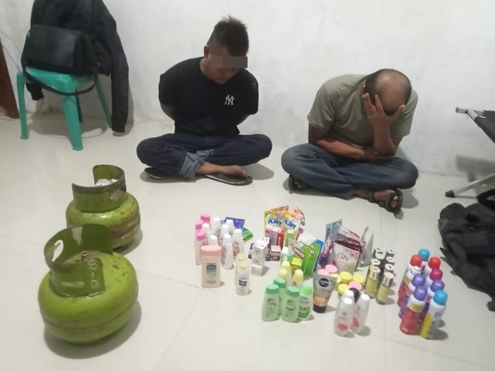 Barang bukti hasil curian dua tukang parkir di Garut.