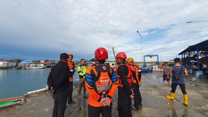 Basarnas Kaltim cari nelayan tenggelam di perairan Balikpapan.