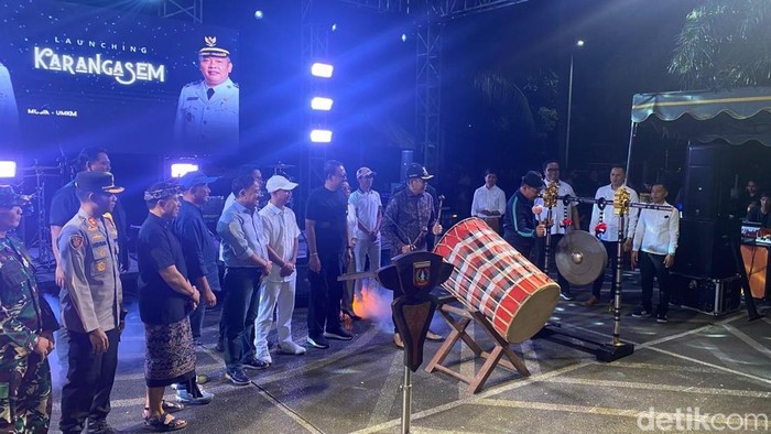 Bupati Karangasem I Gusti Putu Parwata meluncurkan program Karangasem Akhir Pekan di Taman Jagat Karana, Karangasem, Sabtu (5/4/2025). (Foto: I Wayan Selamat Juniasa/detikBali)