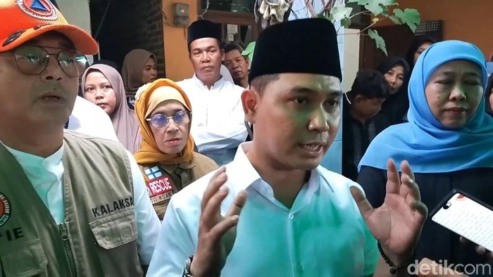 Bupati Mojokerto Gus Barra saat menyampaikan upaya pemerintah membersihkan sisa longsor di Jalur Pacet-Cangar.