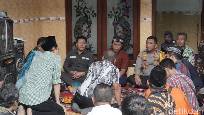 Bupati Sidoarjo dan Kapolresta Sidoarjo bertakziah ke rumah korban longsor di Sukodono.