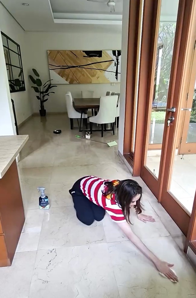 Bahkan Cinta tak ragu mengepel lantai dengan tangan. Netizen pun sampai bertanya kenapa Cinta Laura mengepel dengan tangan. “Di daerah dapur aja biar bener-bener bersih,” jawab artis 31 tahun itu. Foto: Dok. Instagram Cinta Laura