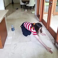 Bahkan Cinta tak ragu mengepel lantai dengan tangan. Netizen pun sampai bertanya kenapa Cinta Laura mengepel dengan tangan. “Di daerah dapur aja biar bener-bener bersih,” jawab artis 31 tahun itu. Foto: Dok. Instagram Cinta Laura