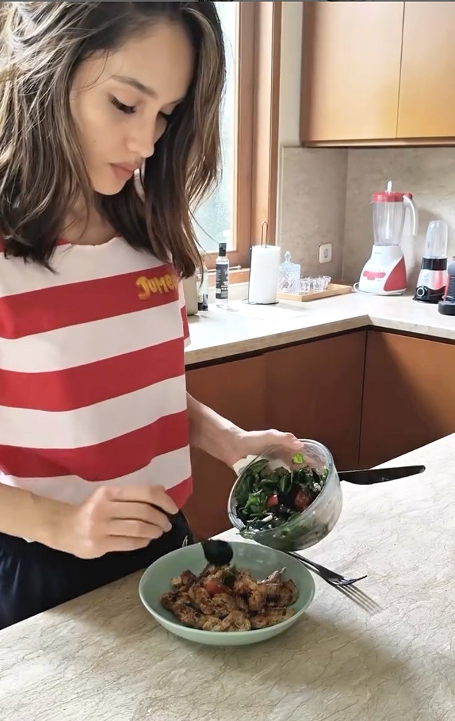 Selain membersihkan rumah, Cinta Laura pun piawai memasak sendiri. Sehingga saat ditinggal ART mudik, dia merasa bukan masalah berarti. Foto: Dok. Instagram Cinta Laura