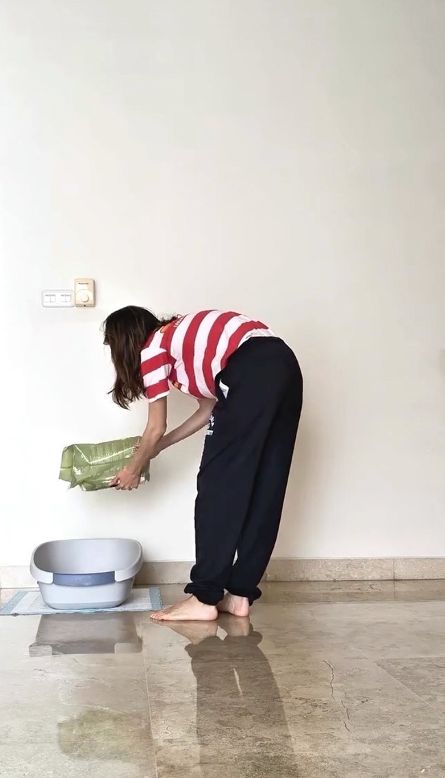 Dia kemudian membersihkan kamar ‘majikan.’ Majikan yang dimaksudnya adalah kucing-kucing peliharaannya. Foto: Dok. Instagram Cinta Laura