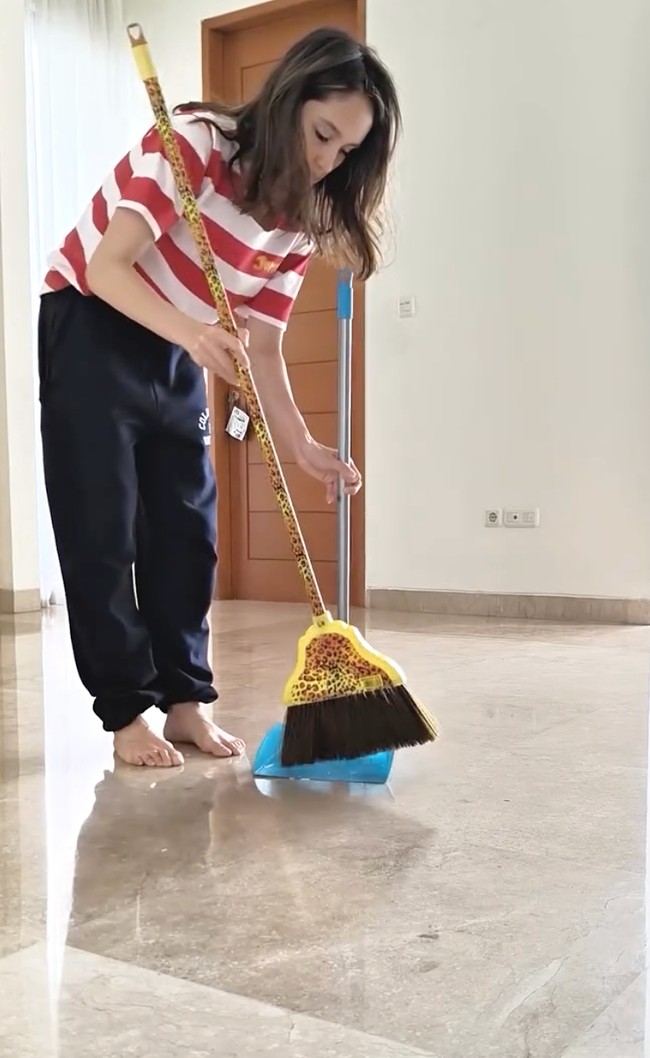 Pemain film Jagat Arwah itu tampak menyapu dan mengepel kamar kucing peliharaannya yang menurut netizen lebih luas dari kamar mereka. Foto: Dok. Instagram Cinta Laura