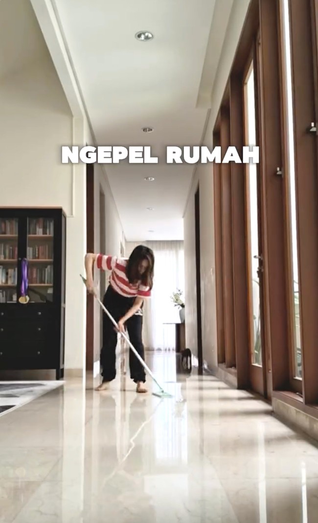 Cinta Laura kemudian mengepel rumahnya mulai dari dapur, ruang makan hingga ruang keluarga. Saat netizen terheran-heran Cinta bisa menyapu dan mengepel, pemain sinetron Cinderella ini punya jawaban bijak. “ Sebenernya semua orang harus bisa,” katanya di kolom komentar unggahan Instagramnya. Foto: Dok. Instagram Cinta Laura