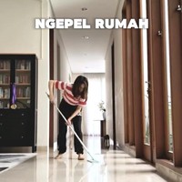 Cinta Laura kemudian mengepel rumahnya mulai dari dapur, ruang makan hingga ruang keluarga. Saat netizen terheran-heran Cinta bisa menyapu dan mengepel, pemain sinetron Cinderella ini punya jawaban bijak. “ Sebenernya semua orang harus bisa,” katanya di kolom komentar unggahan Instagramnya. Foto: Dok. Instagram Cinta Laura