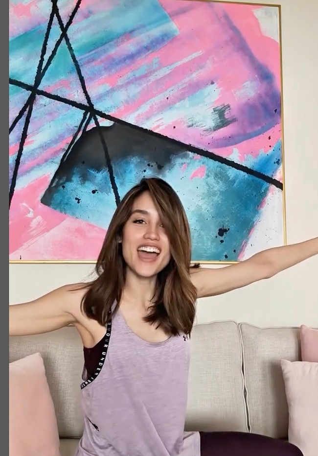 “Nggak ada ART selama seminggu? Nggak masalah,” demikian kata Cinta Laura di awal video sebelum memperlihatkan momen dirinya membersihkan rumah mewahnya. Foto: Dok. Instagram Cinta Laura