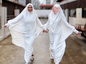 Ungkapan Syukur Denada yang Niat Perdalam Agama