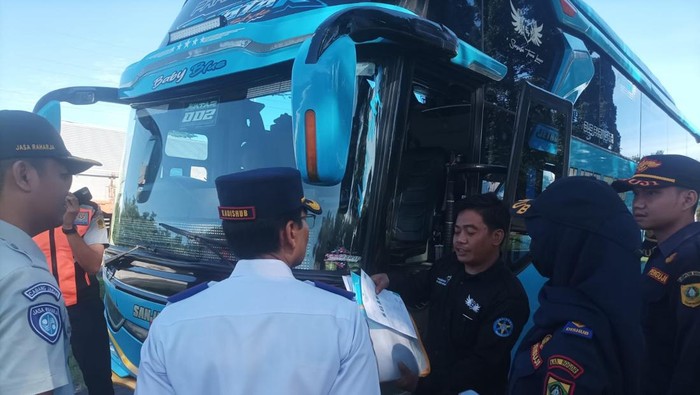Dishub Bogor uji kelaikan bus menuju Puncak Bogor (Rizky/detikcom)