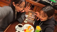 Terakhir ada momennya saat menikmati sushi di restoran Jepang. Selain sushi, ia juga memesan kopi yang jadi favoritnya. Foto: Instagram @hey__deets