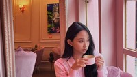 Wanita kelahiran 25 Desember 1996 ini selalu mengabadikan momen saat ngopi cantik, seperti saat ngopi di kafe serba merah muda ini. Foto: Instagram @hey__deets