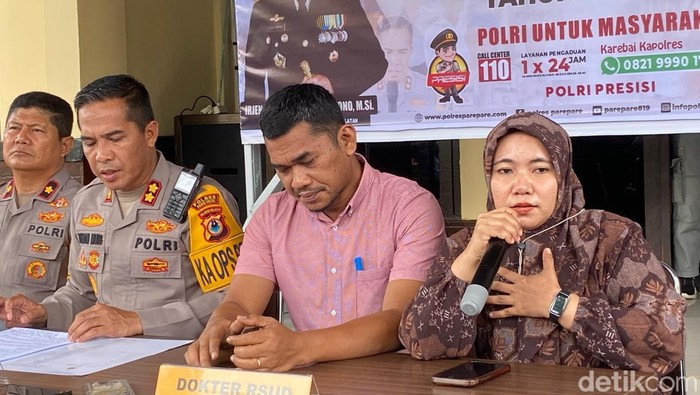 dr Nirmalasari (jilbab) saat jumpa pers soal tewasnya tahanan narkoba Polres Parepare. Ardiansyah/detikSulsel