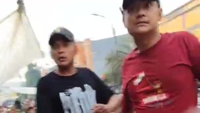 Duo preman saat mengacak-acak lapak pedagang di Pasar Baru Kota Bekasi. (dok.istimewa)