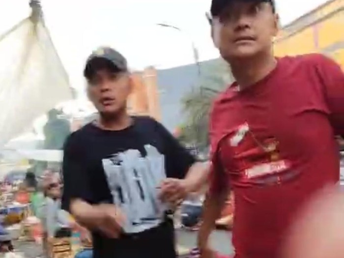 Duo preman saat mengacak-acak lapak pedagang di Pasar Baru Kota Bekasi. (dok.istimewa)