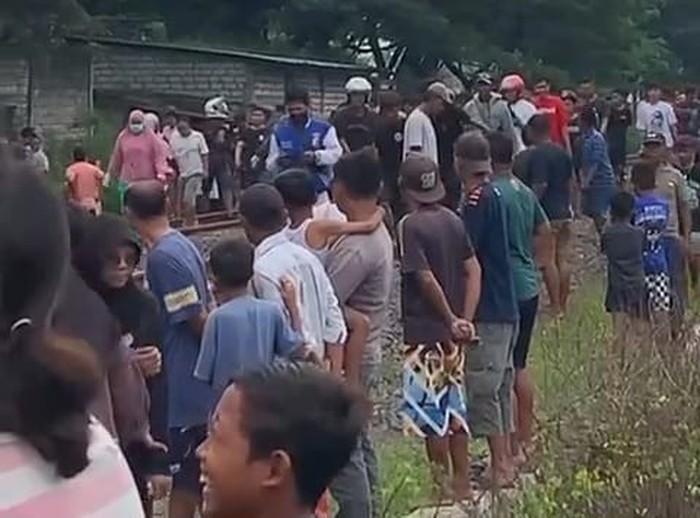 Emak-emak di Lamongan tertabrak KA Harina