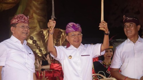 Gubernur Bali, Wayan Koster, membuka Malam Apresiasi Seni serangkaian HUT Kota Singaraja ke-421 di Ruang Terbuka Hijau (RTH) Bung Karno, Buleleng, Sabtu (5/4/2025). (Wijaya Kusuma/detikBali)