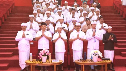 Gubernur Bali Wayan Koster memimpin rakor terkait persiapan Karya Ida Bhatara Turun Kabeh (IBTK) di Gedung Audio Visual Wyata Graha, Besakih, Karangasem, Sabtu (5/4/2024). (Foto: Dok. Pemprov Bali)