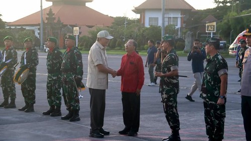 Gubernur Bali Wayan Koster menyambut kedatangan Menteri Pertahanan RI Sjafrie Sjamsoeddin di Bandara I Gusti Ngurah Rai, Jumat (4/4/2025) petang.