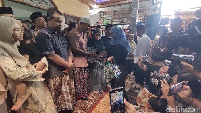 Gubernur Jatim khofifah Indar Parawansa ke rumah duka korban longsor Jalur Pacet-Cangar di Sidoarjo.