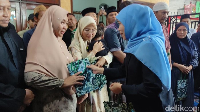 Gubernur Jatim khofifah Indar Parawansa ke rumah duka korban longsor Jalur Pacet-Cangar di Sidoarjo.