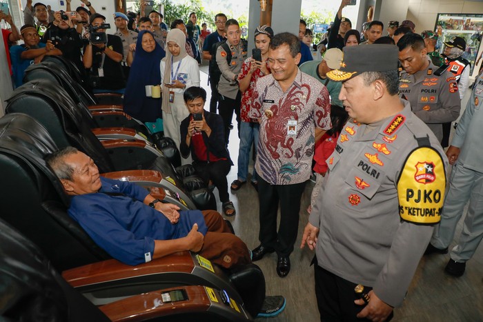 Gubernur Jawa Tengah, Ahmad Luthfi bersama Kapolri Jenderal Polisi Listyo Sigit Prabowo meninjau arus balik di Rest Area Pendopo jalan tol KM 456, Kota Salatiga, Sabtu, 5 April 2025.