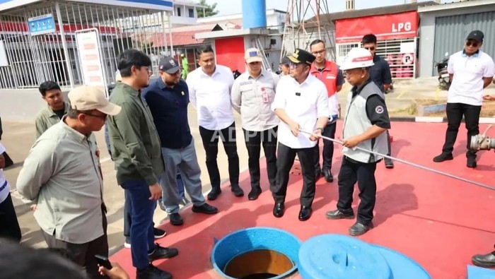 Gubernur Kaltim Rudy Masud saat mengecek BBM di SPBU di Samarinda.