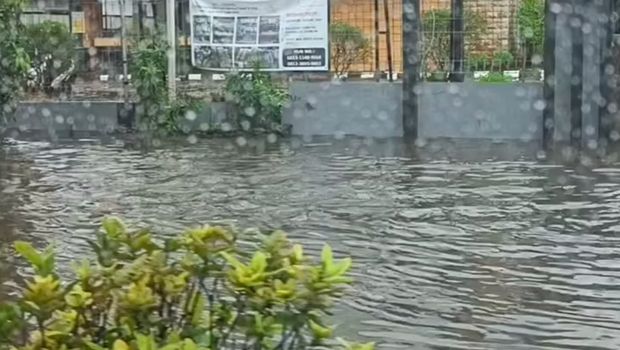 Hujan deras mengguyur kawasan Kota Bekasi, Jawa Barat pada siang dan sore ini. Sejumlah titik di wilayah Kota Bekasi sempat banjir. (dok Pribadi/Ayu Atika)