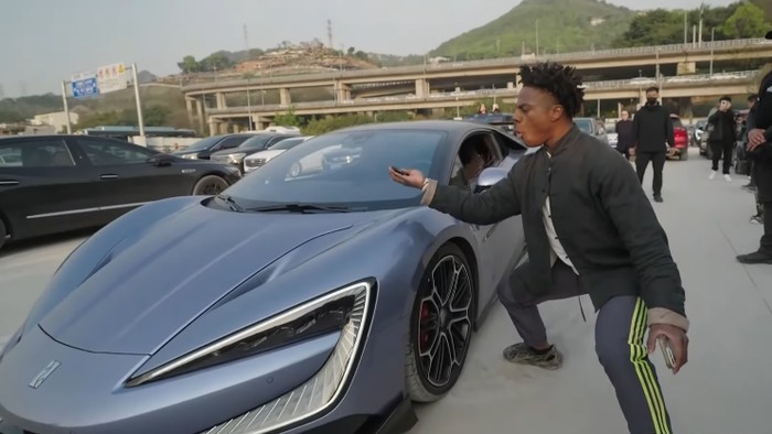 iShowSpeed kepincut mobil China.