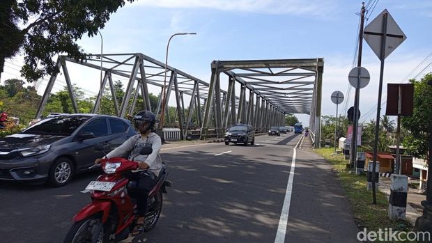 Jembatan Krasak yang menghubungkan wilayah Kabupaten Magelang, Jawa Tengah dengan Kabupaten Sleman, DIY. Foto diambil pada, Kamis (27/3/2025).