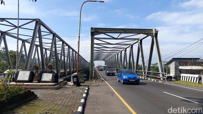 Jembatan Krasak yang menghubungkan wilayah Kabupaten Magelang, Jawa Tengah dengan Kabupaten Sleman, DIY. Foto diambil pada, Kamis (27/3/2025).