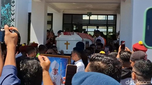 Jenazah Mgr Petrus Turang saat tiba di ruang VIP Bandara El Tari Kupang, NTT, Sabtu (5/3/2025).