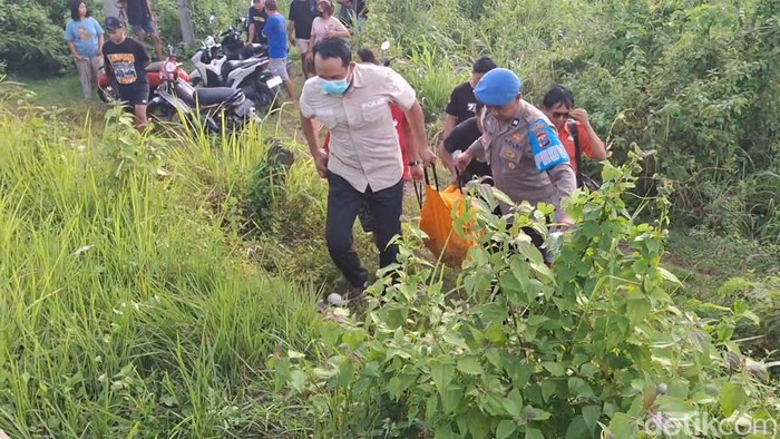 Jenazah remaja diduga jatuh dari jembatan kereta api di Sungai Brantas, Tulungagung dievakuasi.
